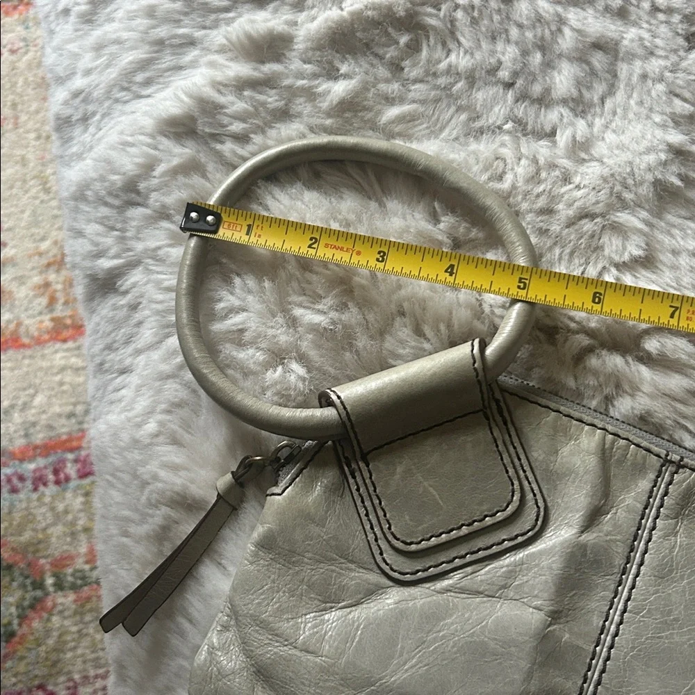 Hobo wristlet in light grey leather - Picture 7 of 8